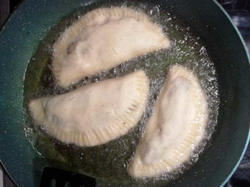 2-empanadas-frying